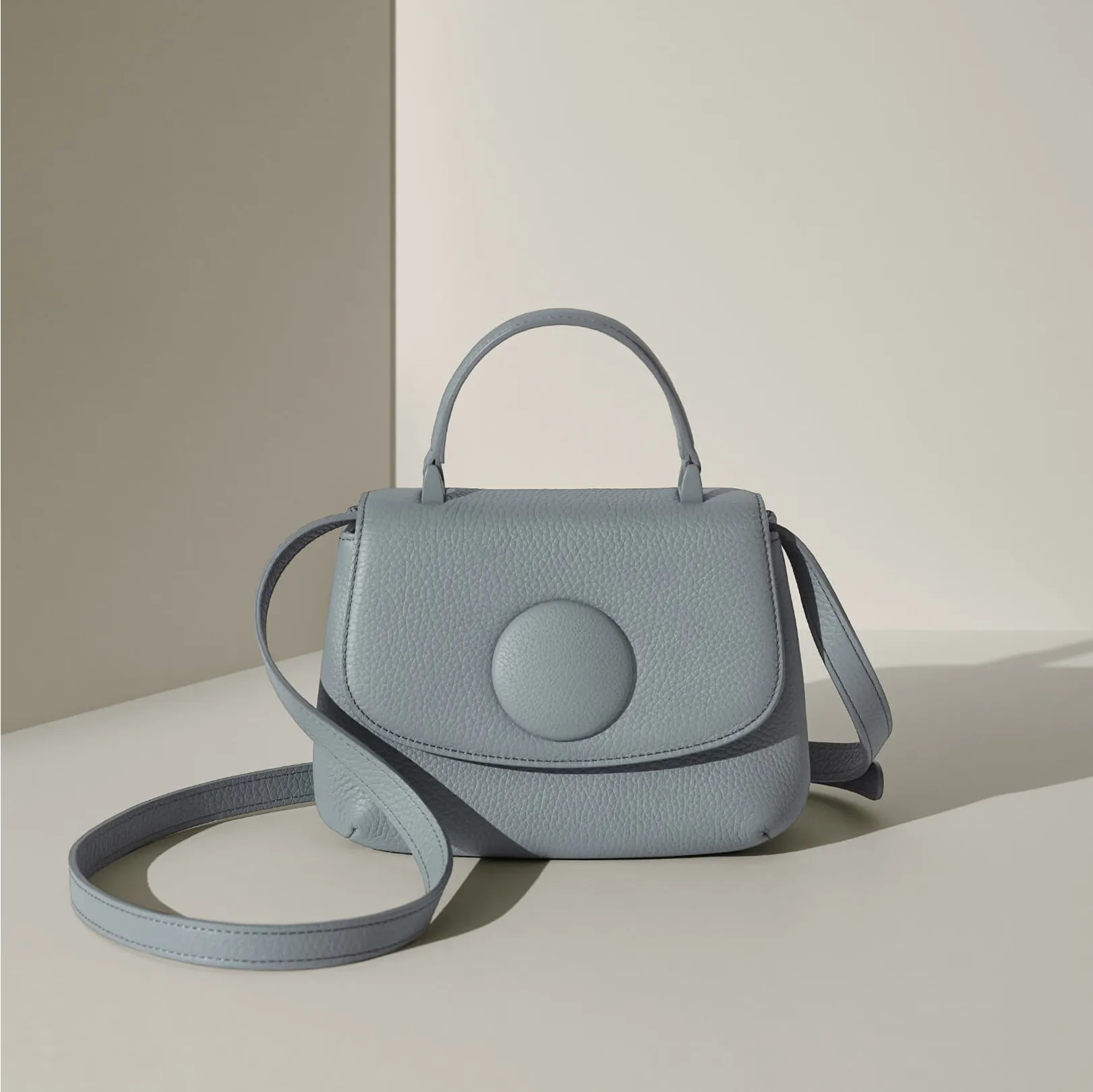 コーディネートを格上げする定番バッグ “MANACO”新色は、秋冬に映える上品カラー