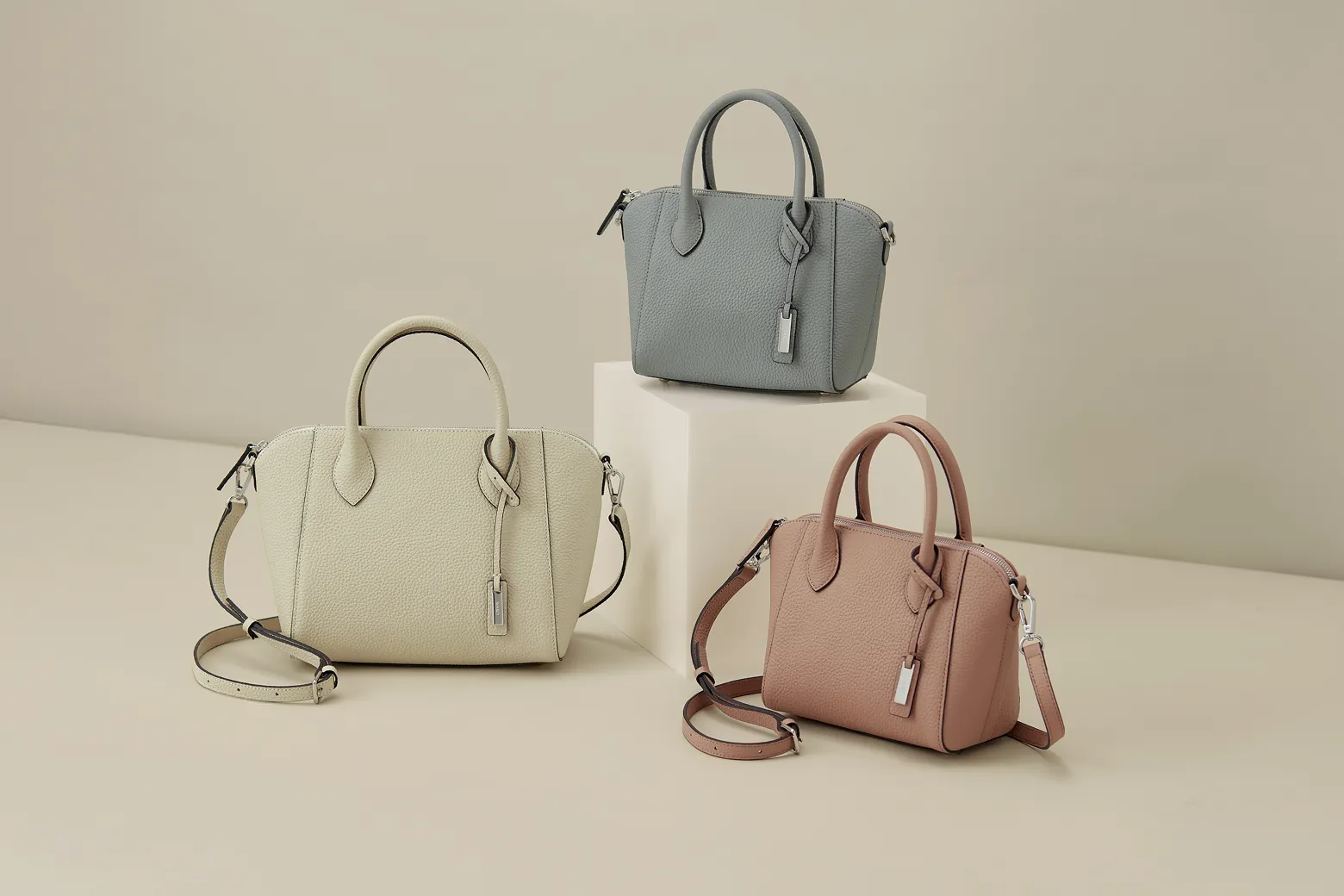 日常に寄り添う、上質でエレガントな2WAYバッグ