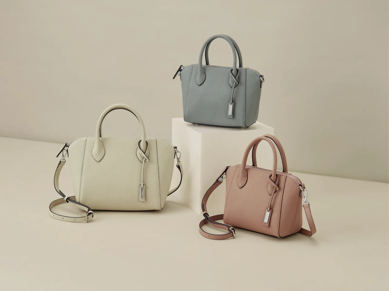 日常に寄り添う、上質でエレガントな2WAYバッグ