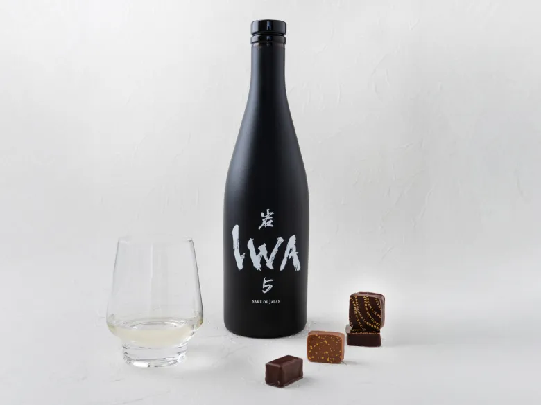 日本酒IWAの周りにチョコレートが並べられている