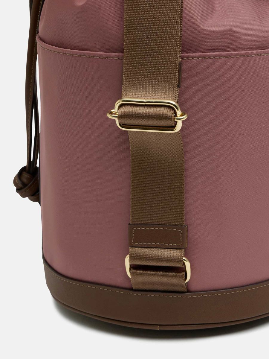 ショルダーバックを下げたプラチナフォックスさん mica della valle ショルダーバッグ ピンク |ショルダーバッグ